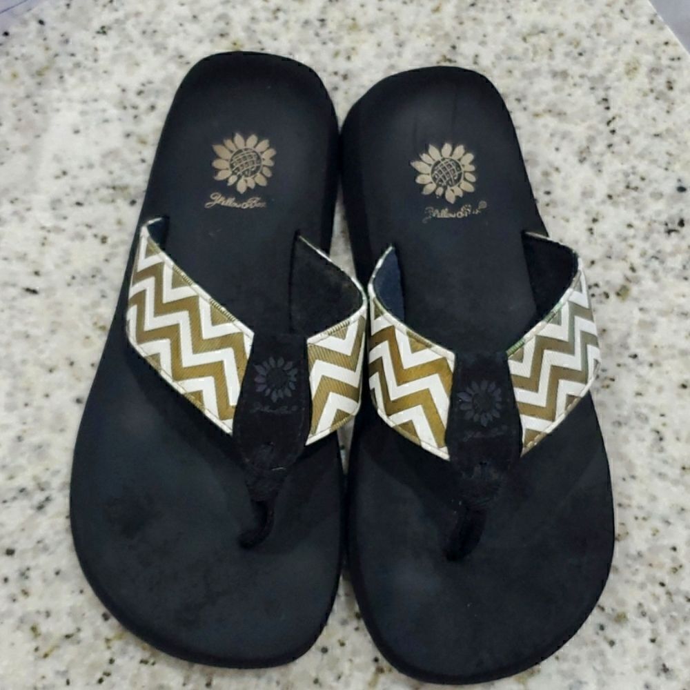 Yellow Box, Gold Chevron sandals, size 8 - Picture 6 of 7